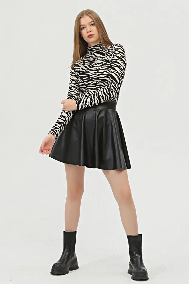 Kadın Mini Kloş Siyah Renkli Suni Deri Etek