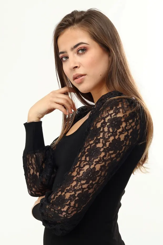 Kadın Siyah Kollar Dantel U Yaka Bluz