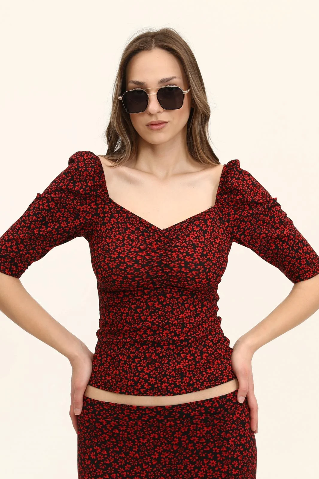 Kırmızı Çiçek Desenli Kalp Yaka Büzgülü Bluz