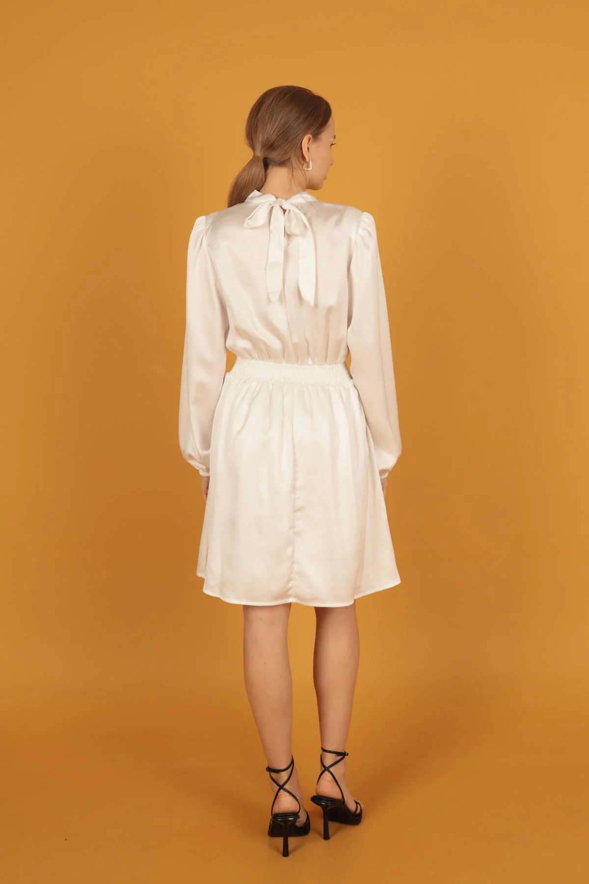 Simli Saten Büzgü Detay Elbise-Beyaz