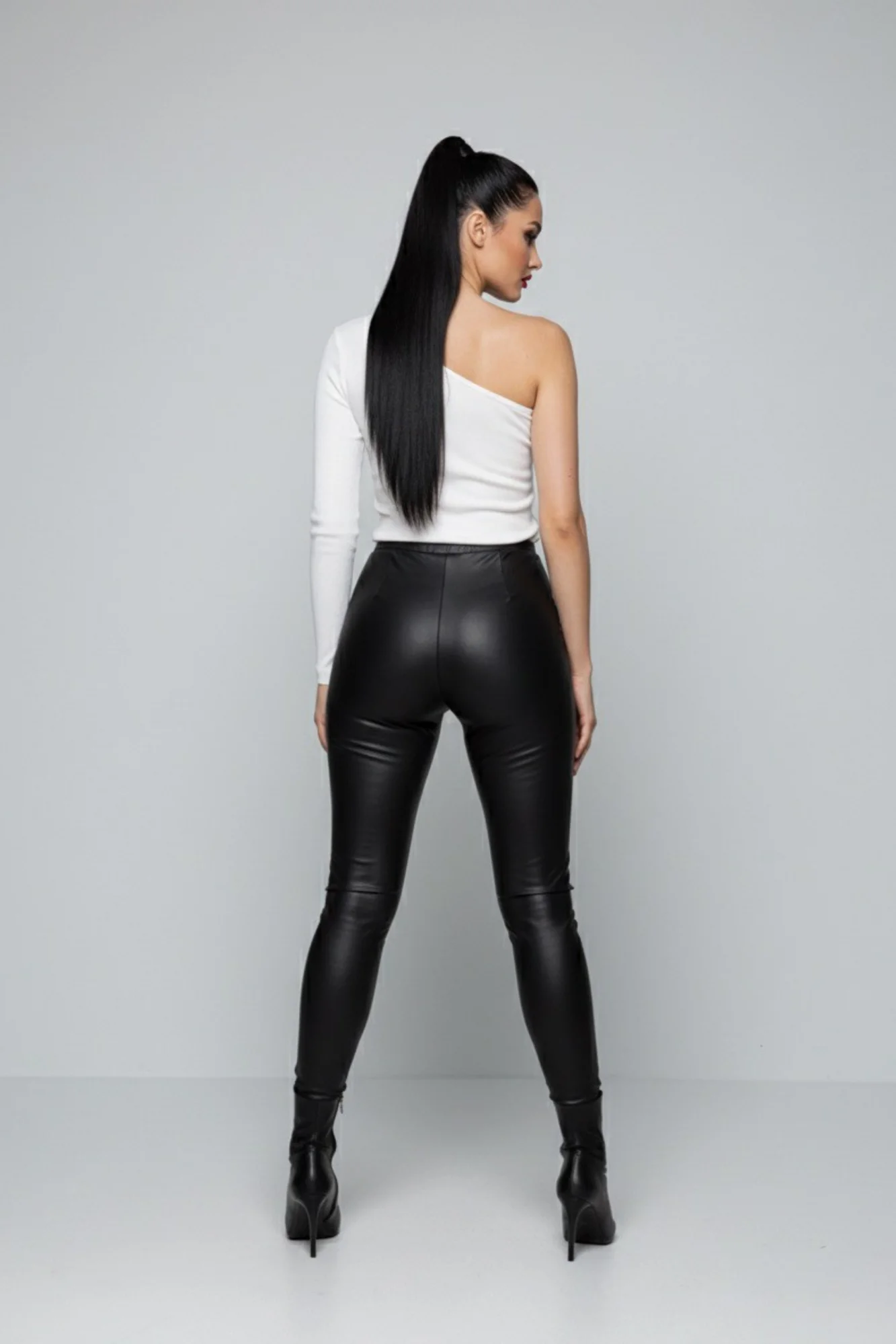 Beyaz Tek Omuz Uzun Kollu Kaşkorse Kadın Bluz