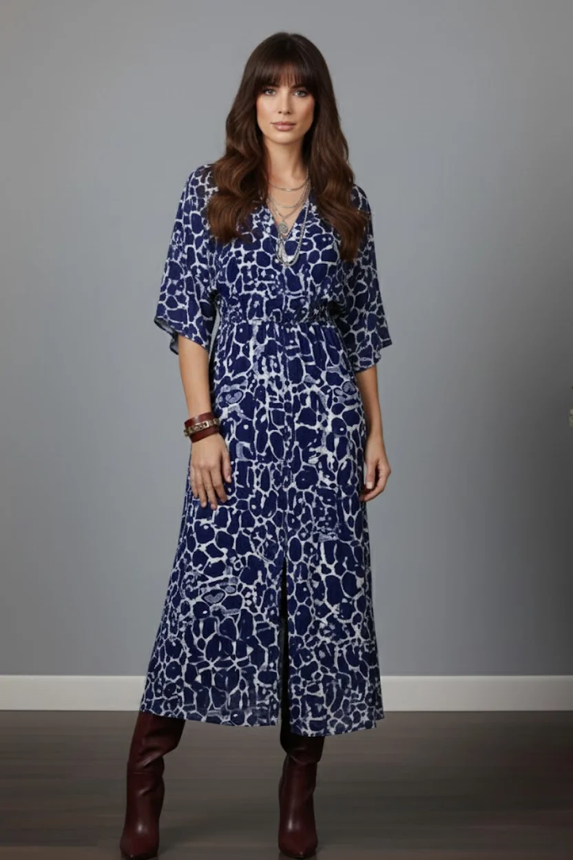 Kadın Lacivert Desenli Bürümcük Kumaş Kruvaze Yaka Yarasa Kol Önden Yırtmaçlı Uzun Midi Elbise