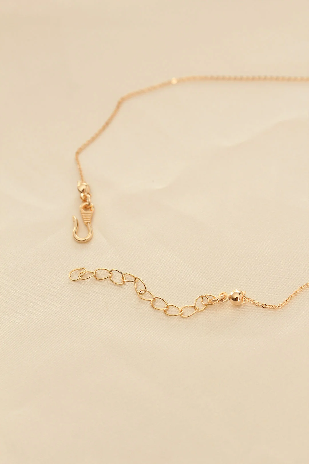 Beyaz Sedefli Kelebek Figürlü Kadın Kolye