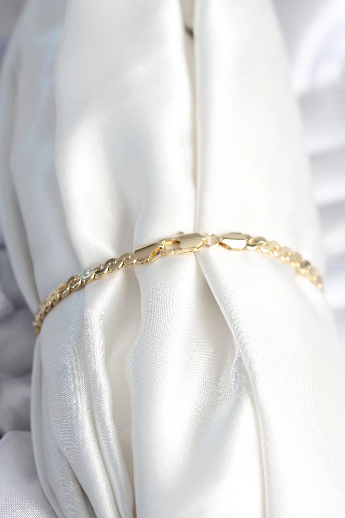 Pirinç Gold Renk Yassı Zincir Model Kadın Bileklik