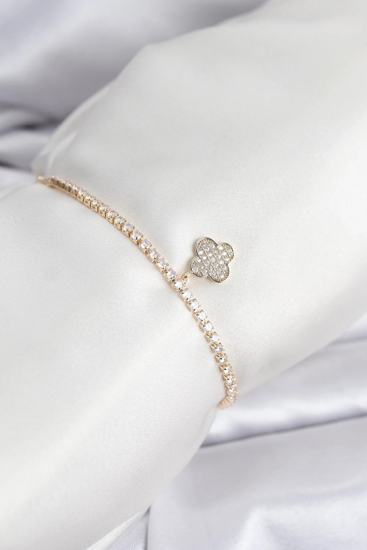 Yonca Model Zirkon Taşlı Gold Renk Asansörlü Su Yolu Bileklik