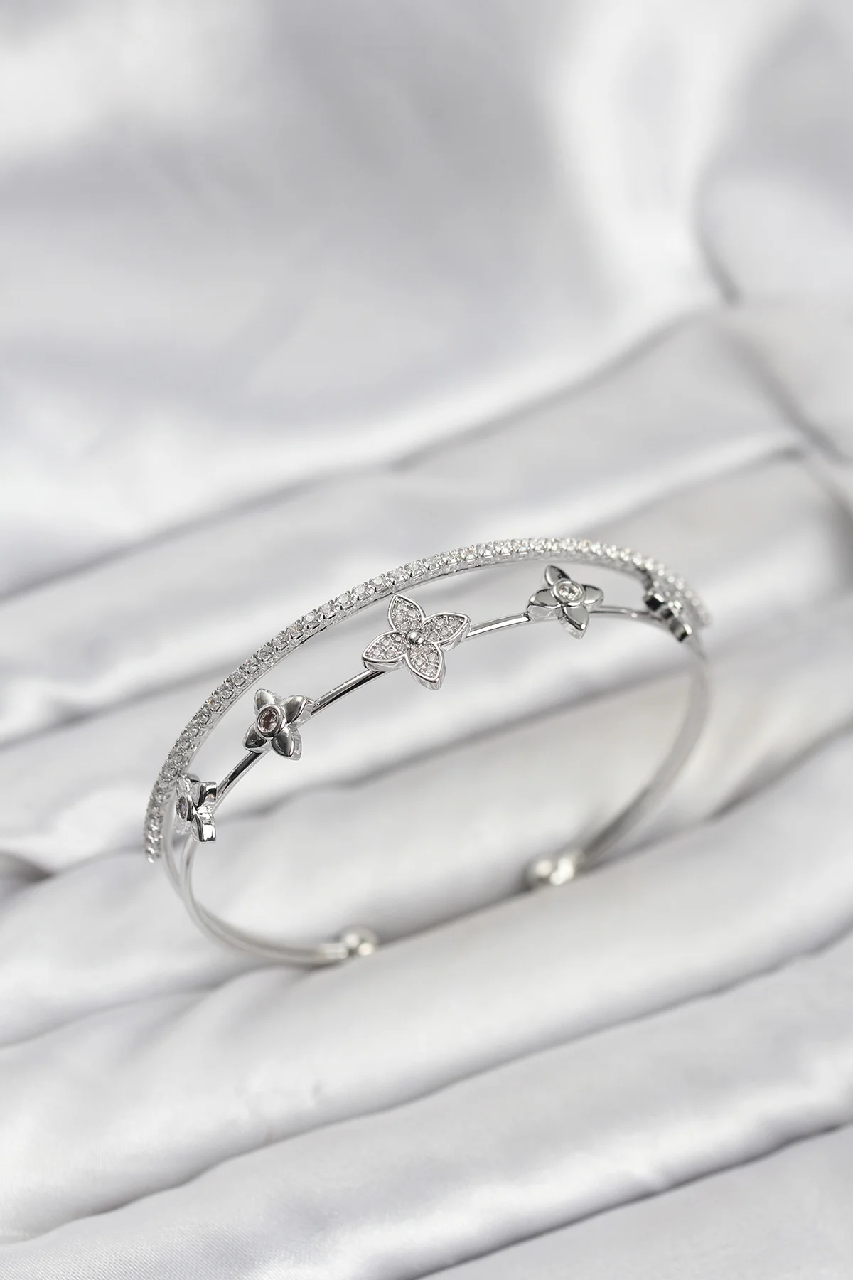 Pirinç Gümüş Renk Çiçek Model Kadın Bileklik