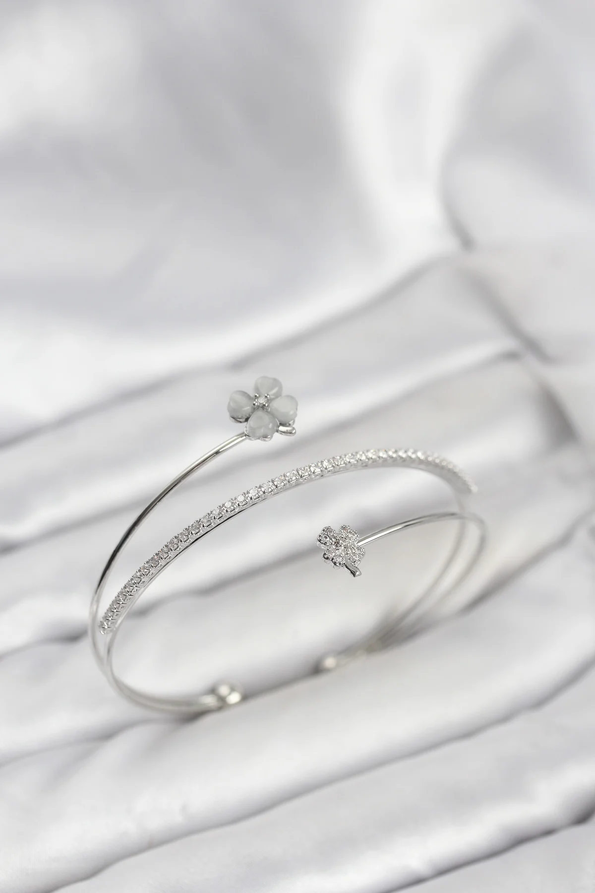 Yonca Çiçek Model Pirinç Gümüş Renk Kadın Bileklik