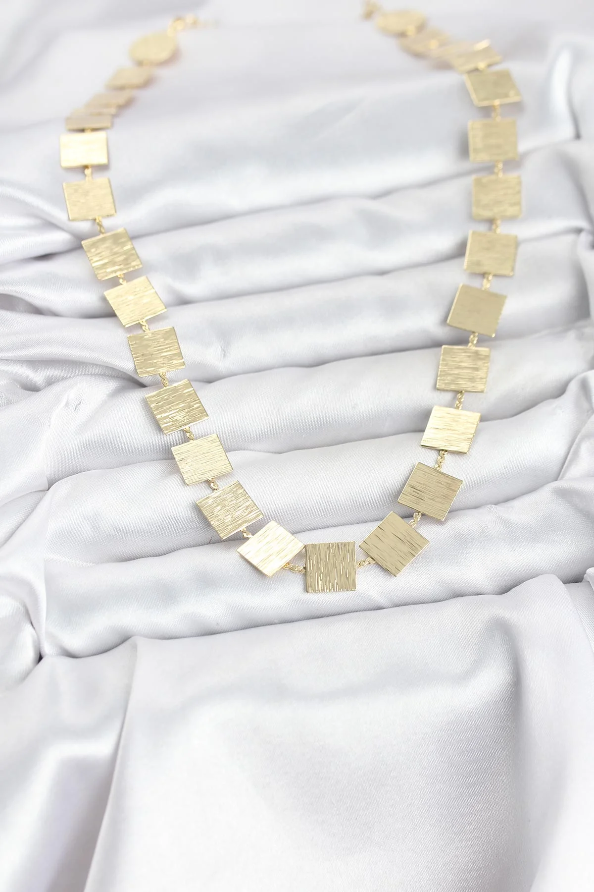 Kare Plaka Model Gold Renk Kadın Kolye