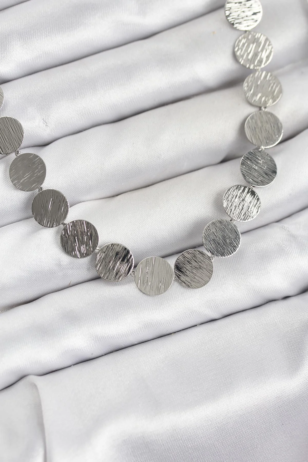 Yuvarlak Plaka Model Gümüş Renk Kadın Kolye