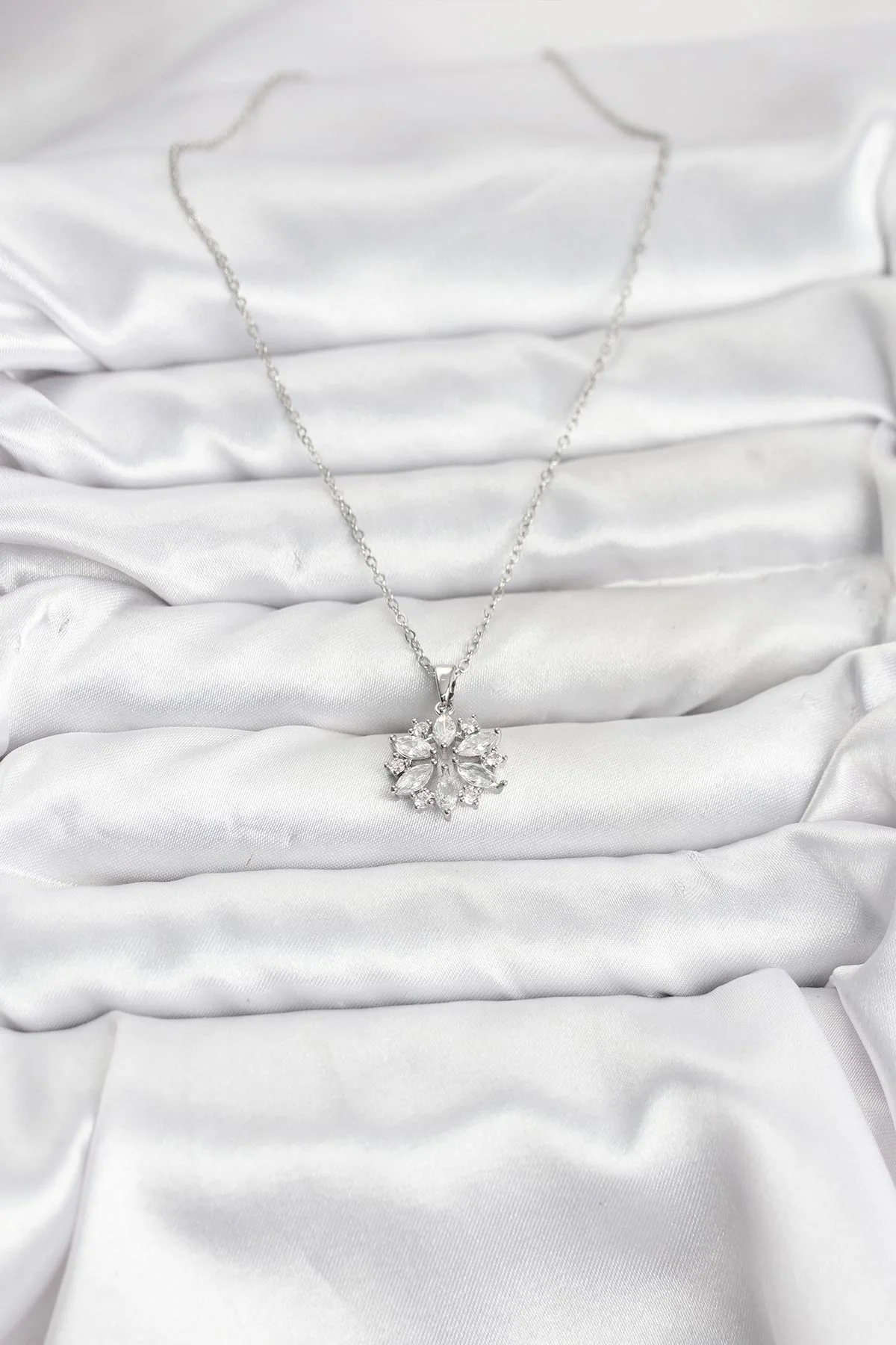 316L Çelik Zincir Gümüş Renk Lotus Model Zirkon Taşlı Kadın Kolye