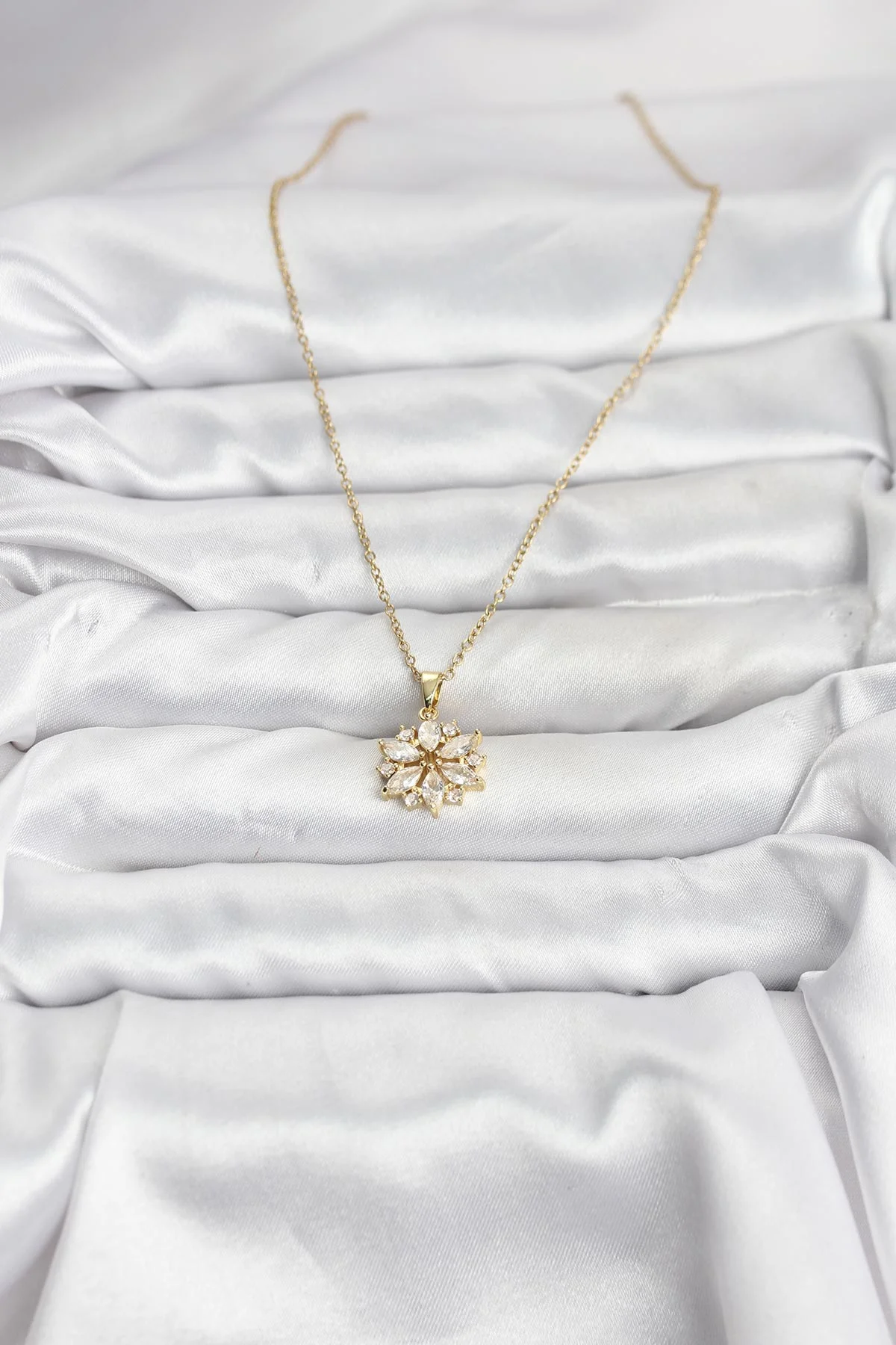 316L Çelik Zincir Gold Renk Lotus Model Zirkon Taşlı Kadın Kolye