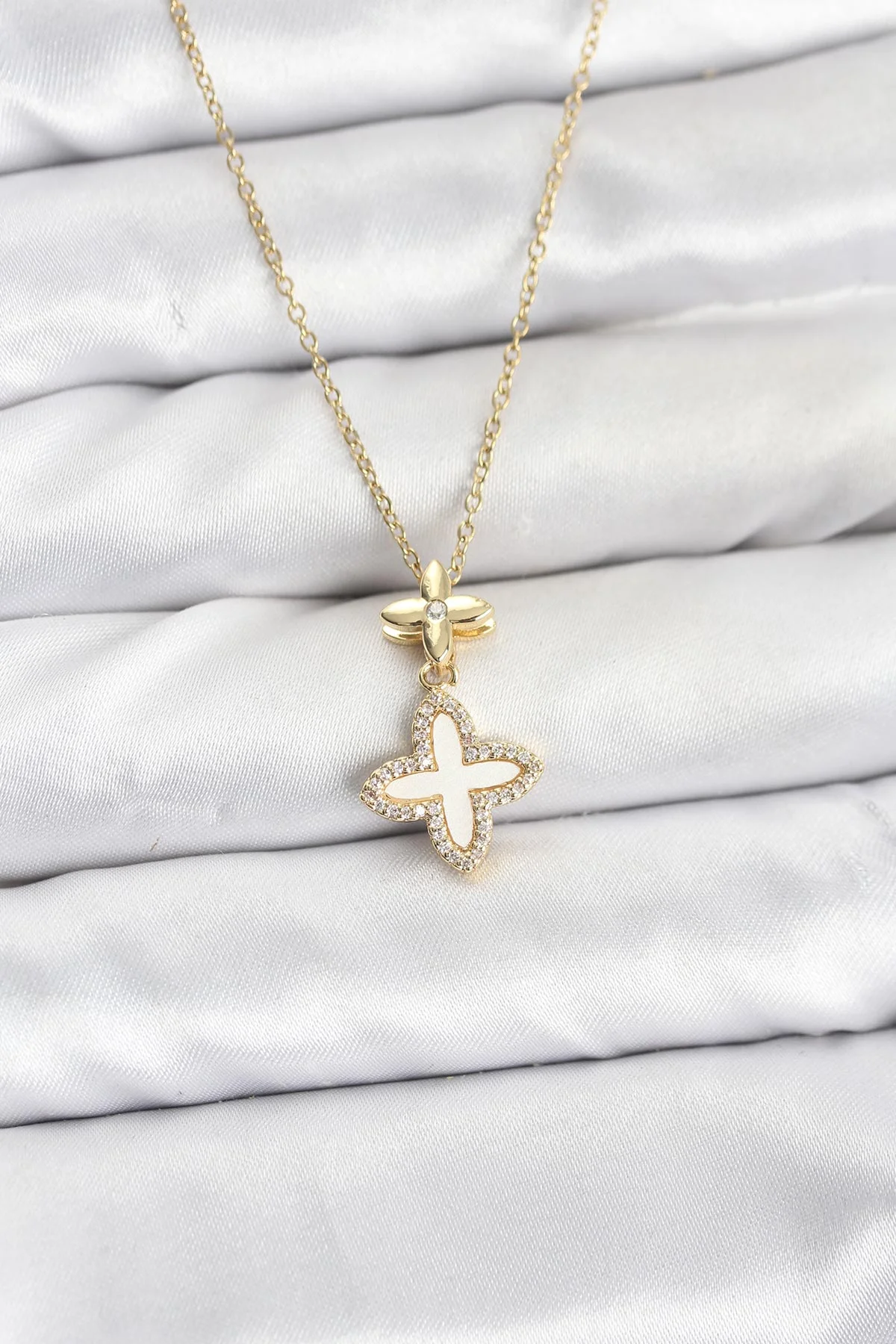 316L Çelik Zincir Gold Renk 4 Yapraklı Yonca Model Zirkon Taşlı Kadın Kolye