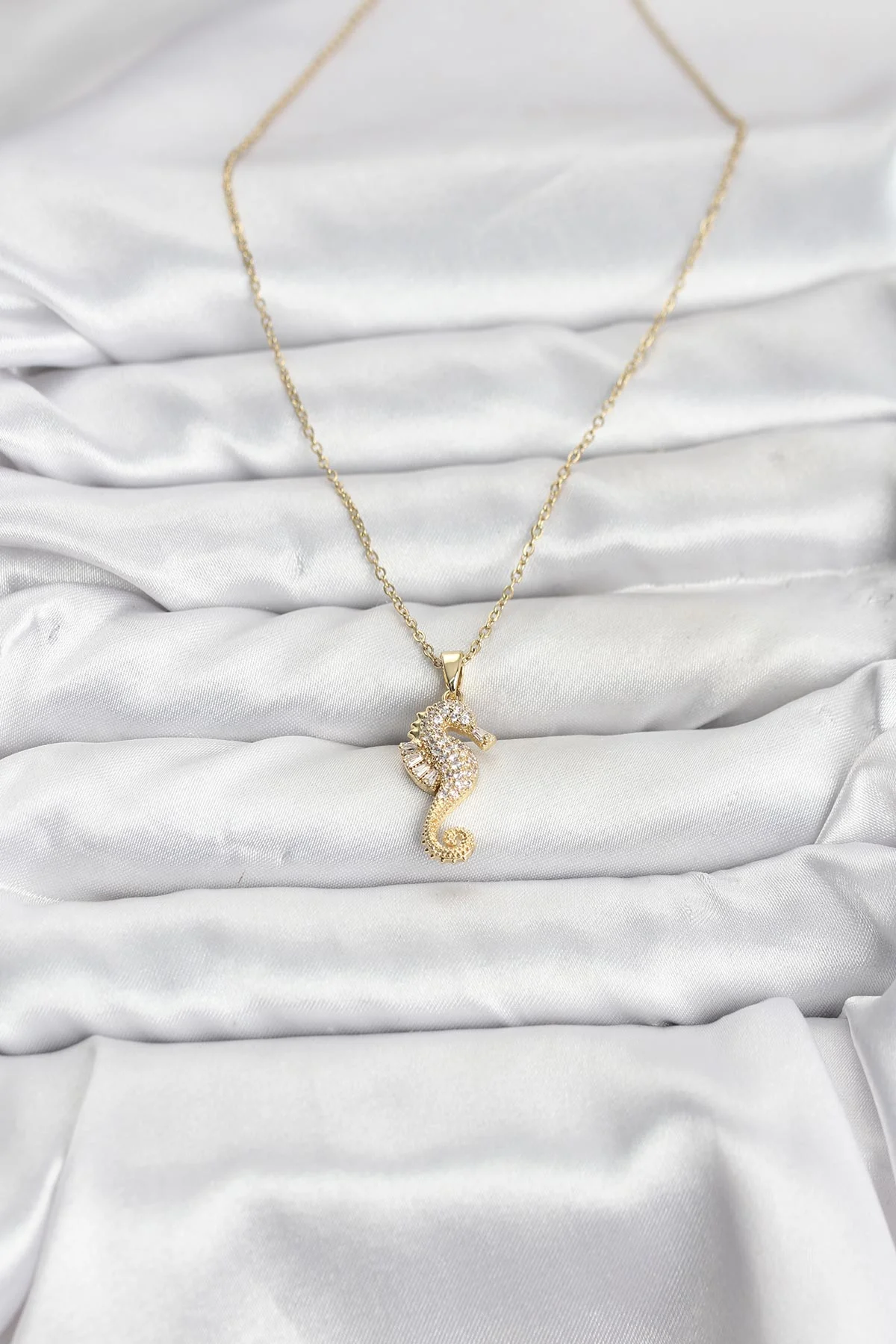 316L Çelik Zincir Gold Renk Deniz Atı Model Zirkon Taşlı Kadın Kolye