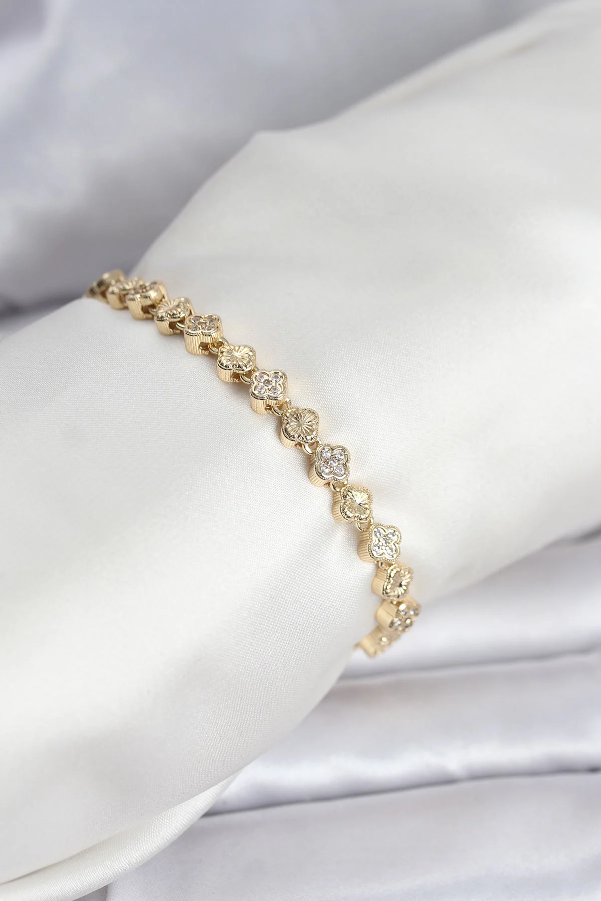 Pirinç Gold Renk VIP Seri Sıralı Yonca Model Zirkon Taşlı Kadın Bileklik