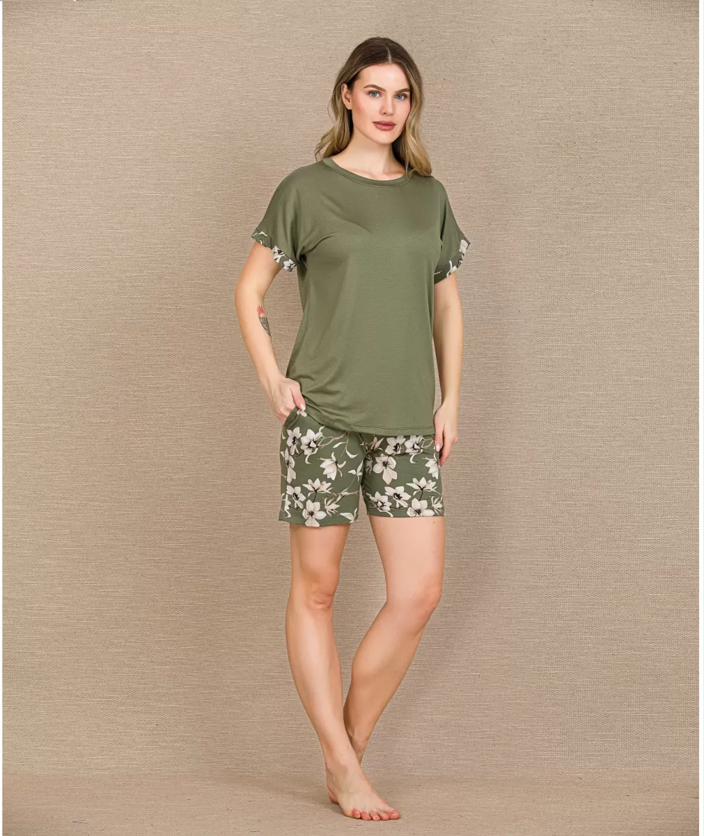 Şık Tasarım Çiçek Desenli Yeşil Şortlu Kısa Kol Viskon Pijama Takımı