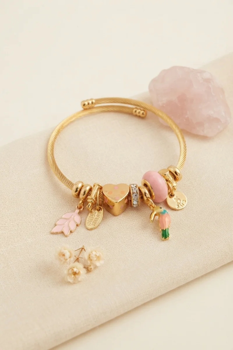 Kuş Figürlü Pembe Charmlı Gold Renk Bileklik