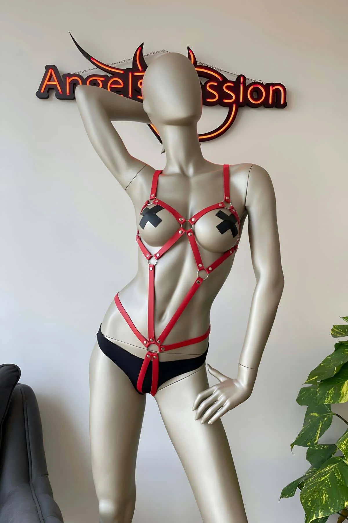 Vücudu Saran Kırmızı Deri Body Harness
