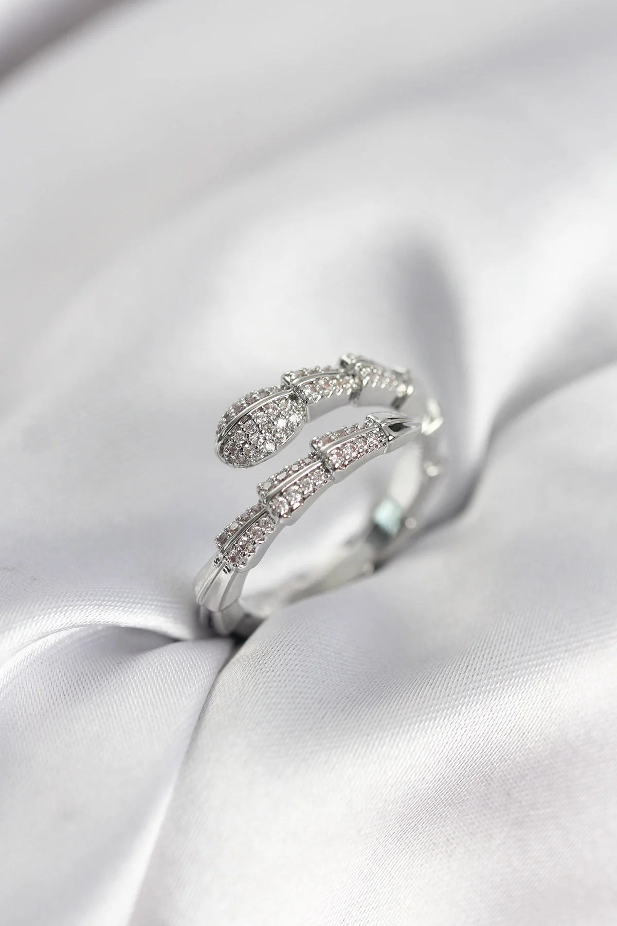 Gümüş Renk Zirkon Taşlı Yılan Model Kadın Yüzük