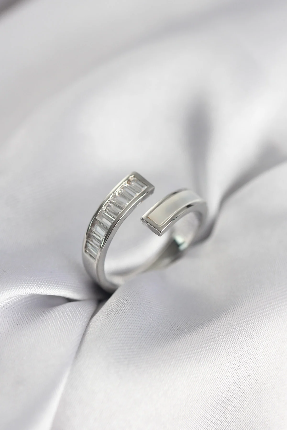 Gümüş Renk Sedefli Baget Zirkon Taşlı Kadın Yüzük