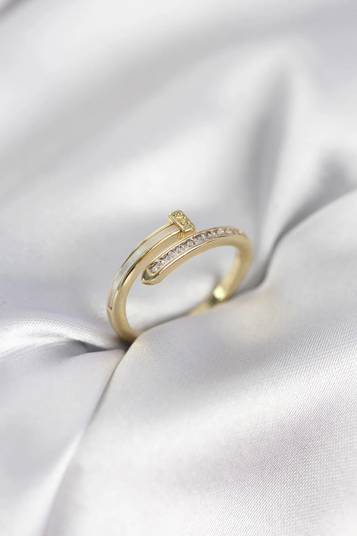 Zirkon Taşlı Gold Renk Yassı Çivi Model Kadın Yüzük