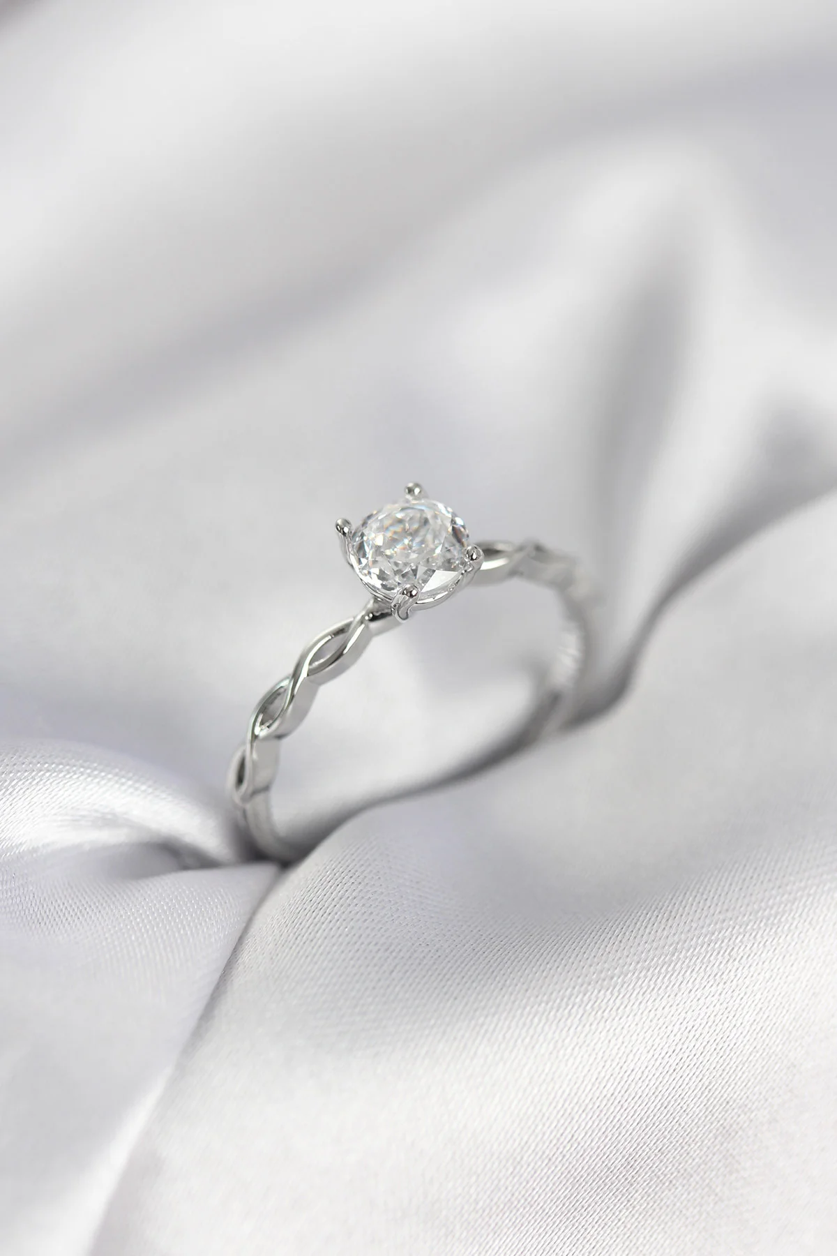 Gümüş Renk Sarmal Zincir Model Tek Taş Model Zirkon Taşlı Kadın Yüzük