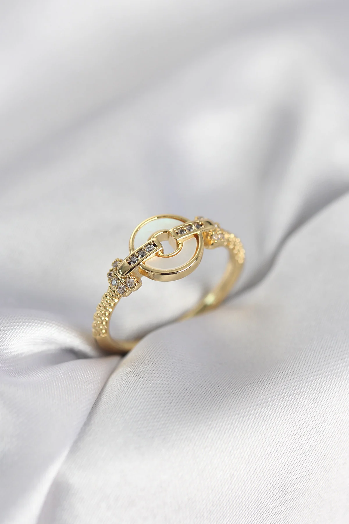 Gold Renk Daire Form Sedef ve Zirkon Taşlı Kadın Yüzük