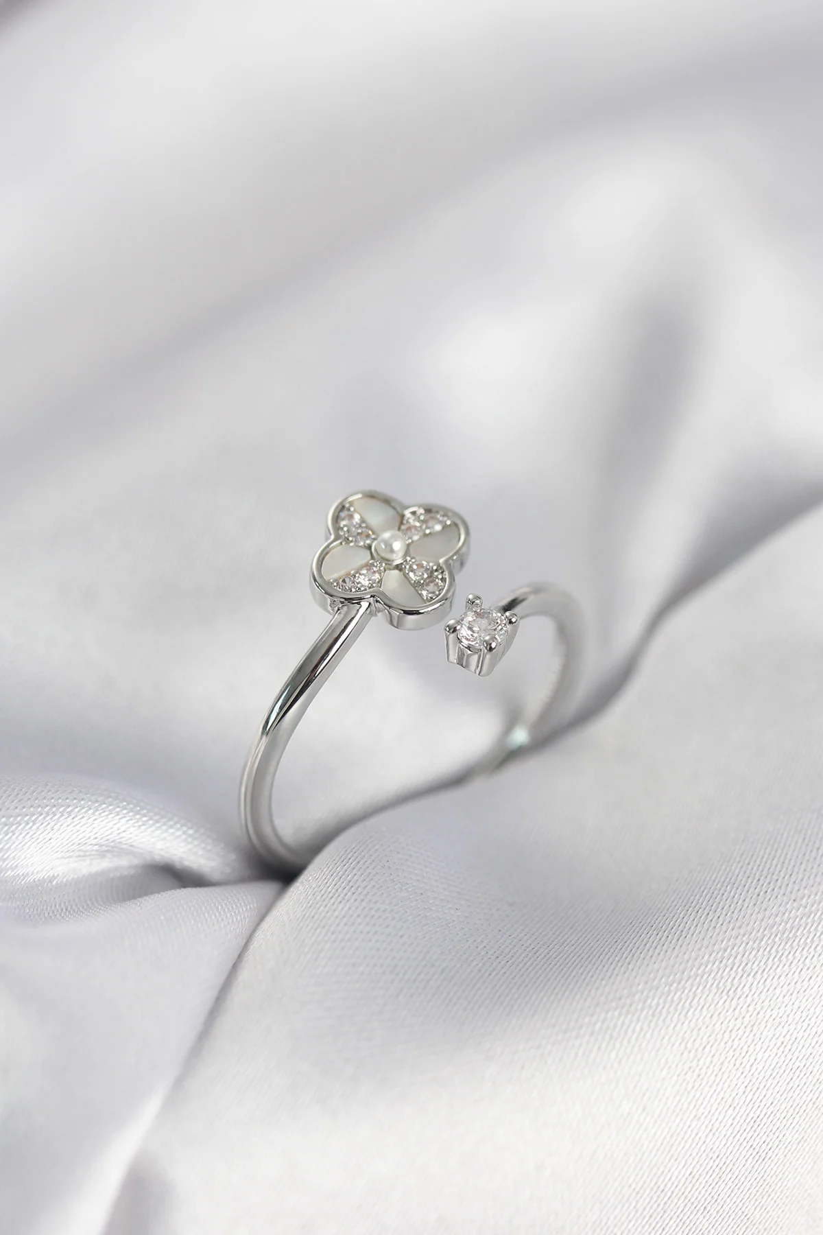 Gümüş Renk Zirkon Taşlı Yonca Model Kadın Yüzük