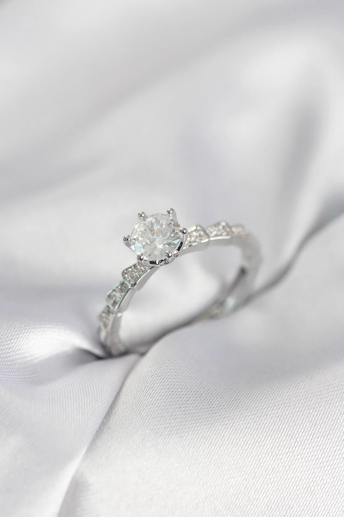 Gümüş Renk Zirkon Taşlı Tek Taş Model Kadın Yüzük