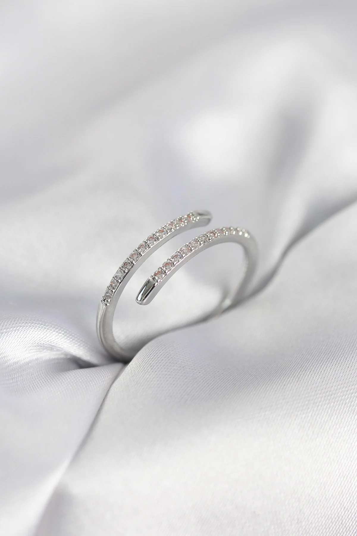 Gümüş Renk Yılan Kuyruk Model Zirkon Taşlı Kadın Yüzük