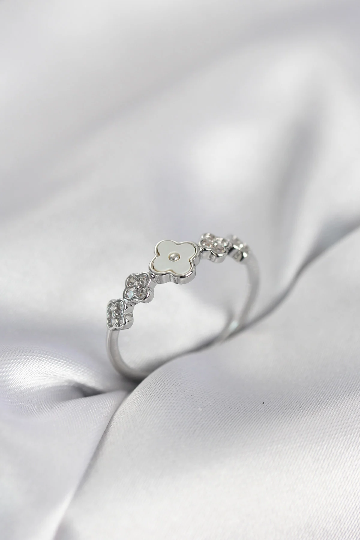 Gümüş Renk Minimal Yonca ve Zirkon Taşlı Kadın Yüzük