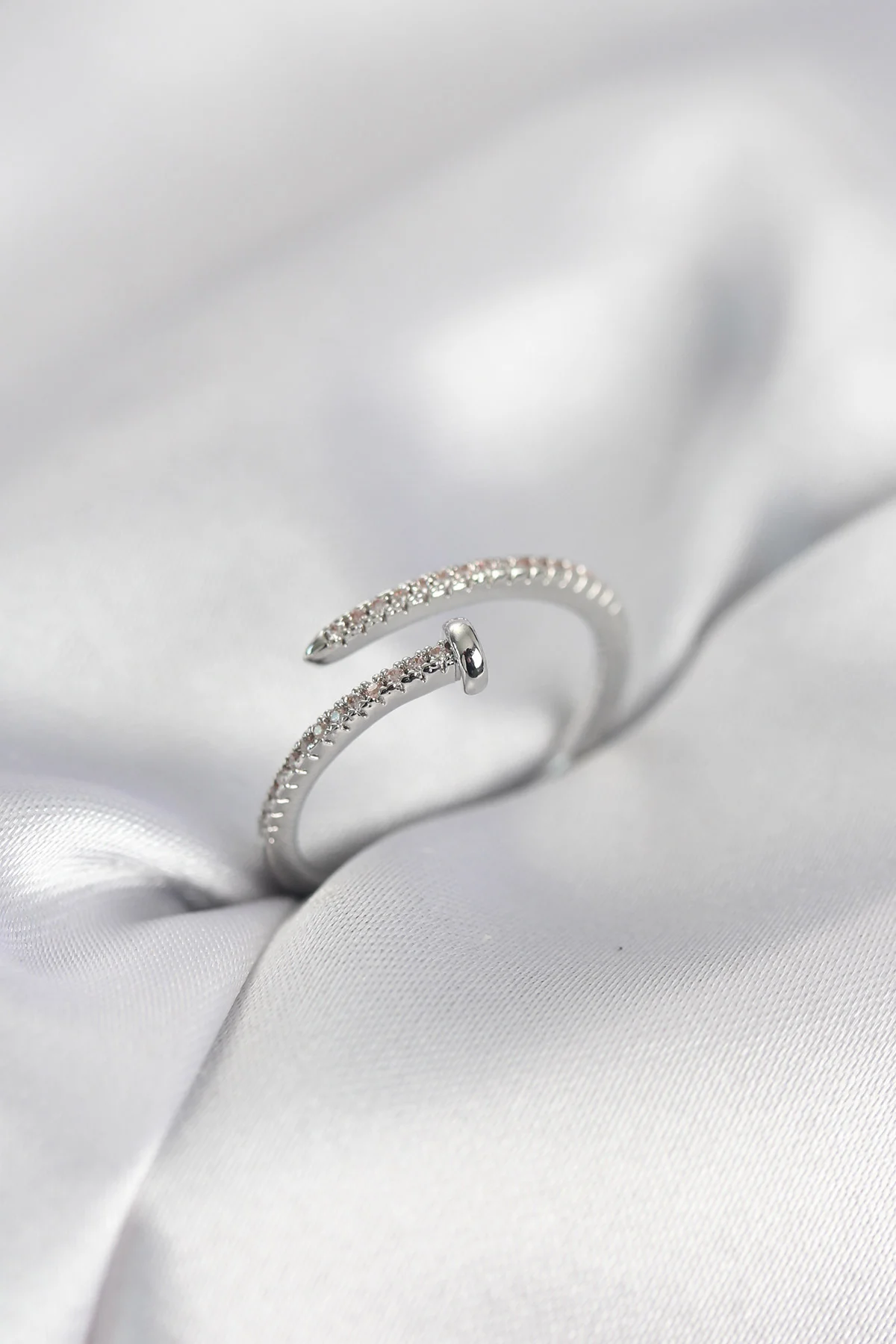 Çivi Model Zirkon Taşlı Gümüş Renk Kadın Yüzük