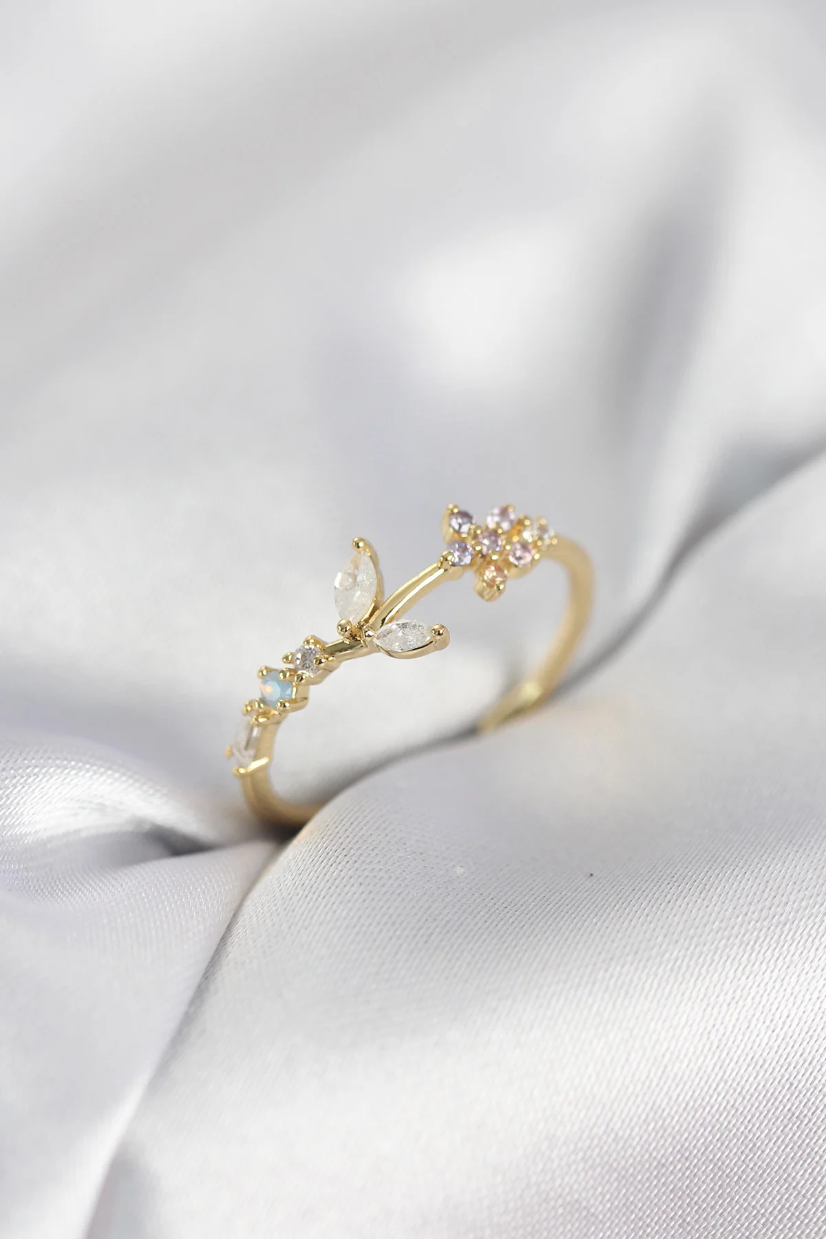 Çiçek Model Zirkon Taşlı Gold Renk Kadın Yüzük