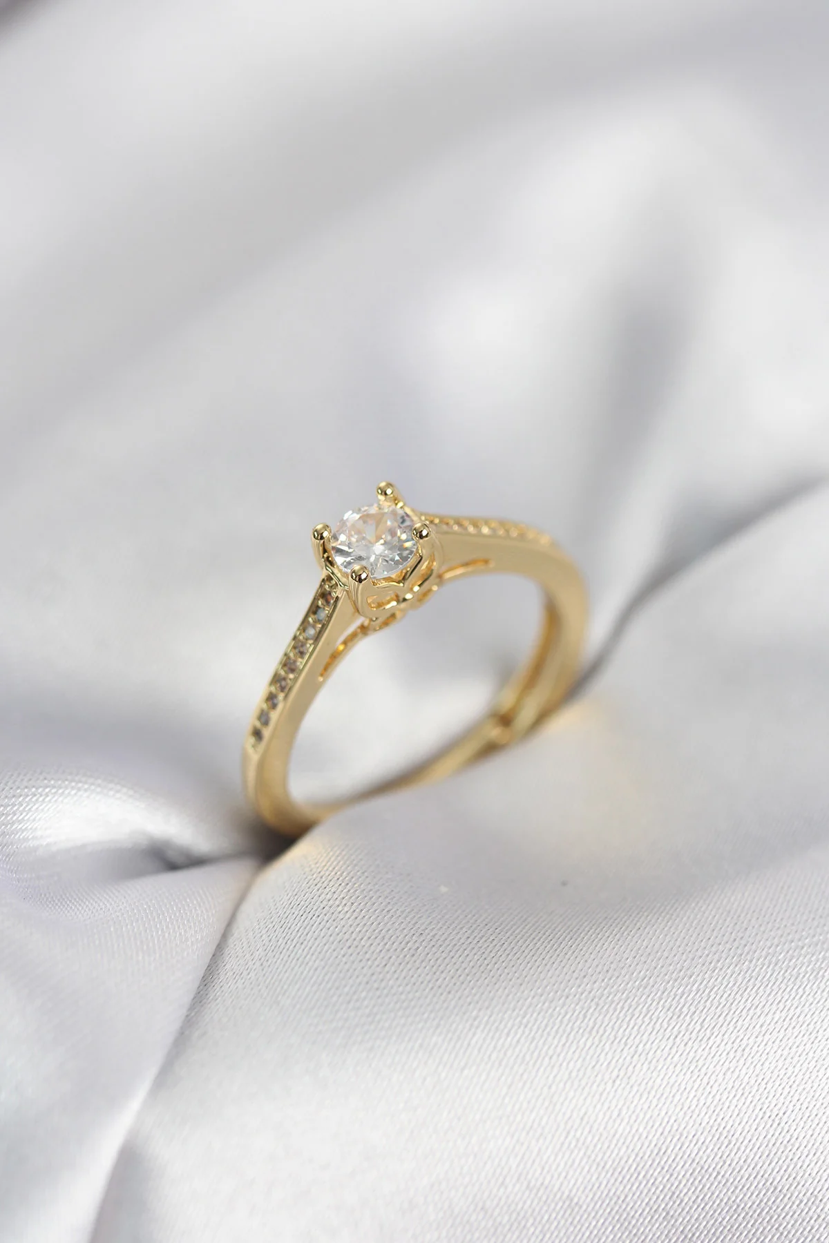 Tek Taş Gold Renk Zirkon Taşlı Model Kadın Yüzük