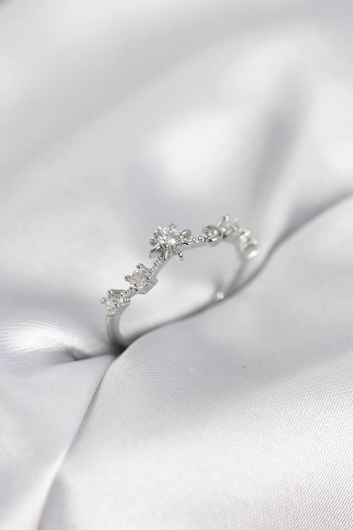 Gümüş Renk Gece Temalı Zirkon Taşlı Kadın Yüzük