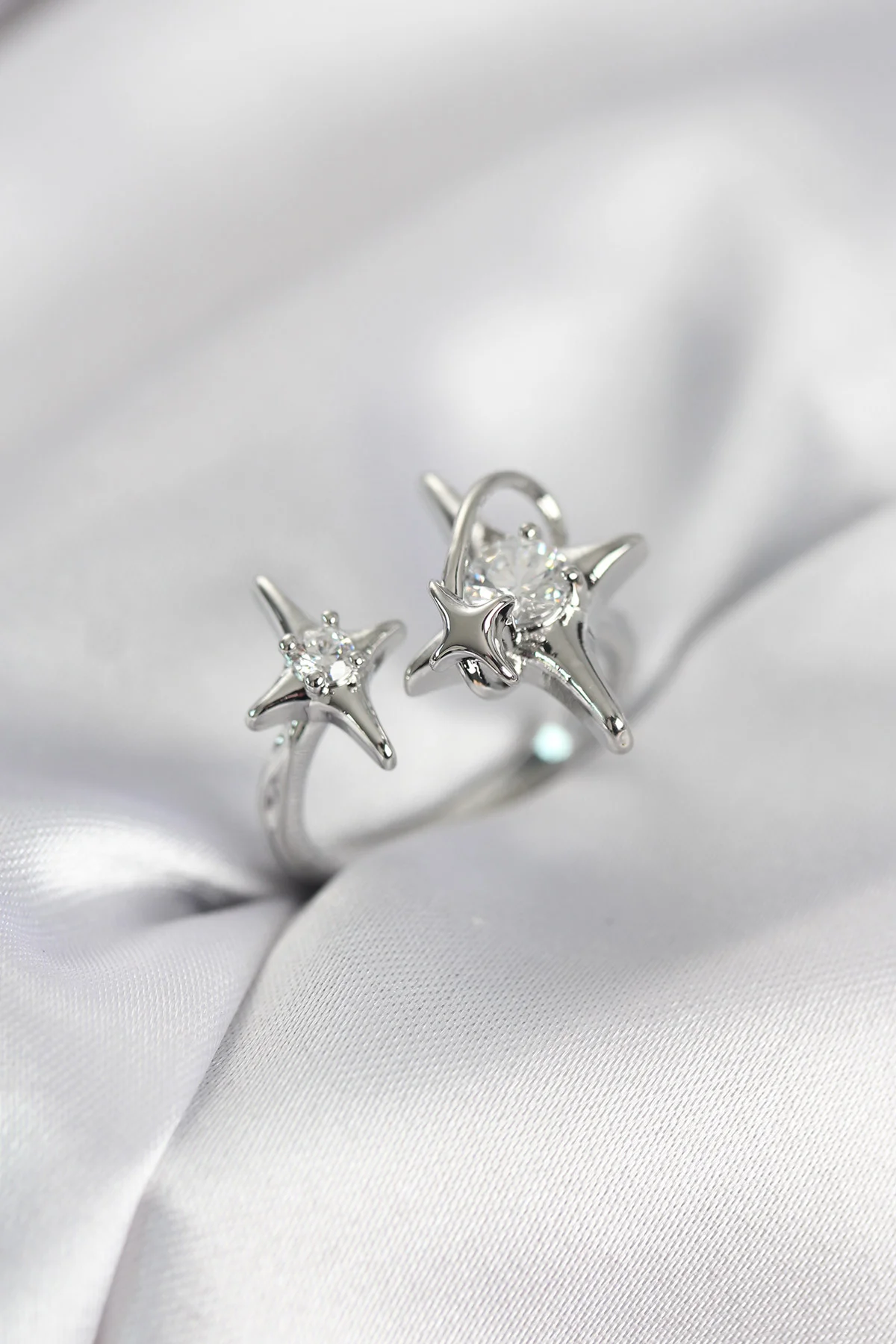 Gümüş Renk Kutup Yıldızı Model Zirkon Taşlı Kadın Yüzük