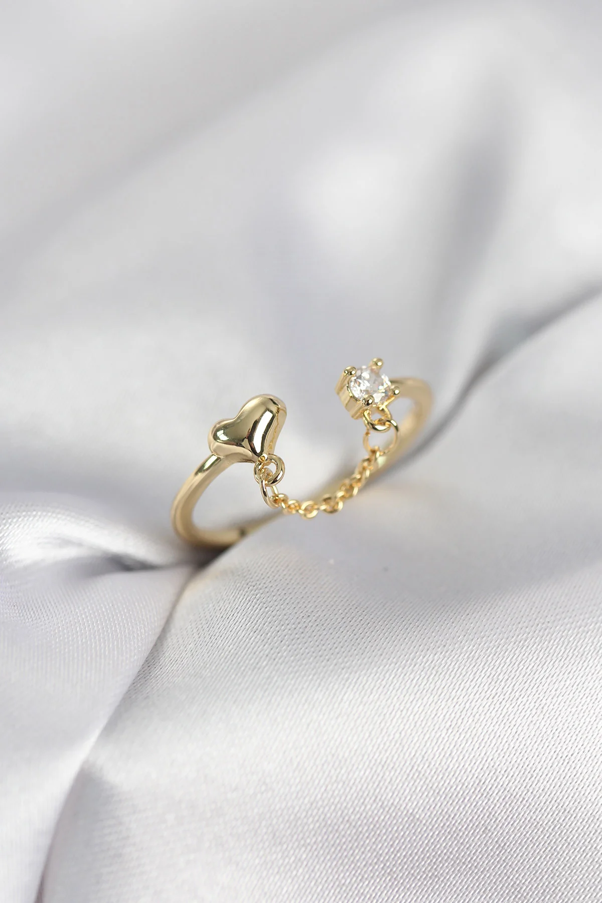 Zincir Sallantılı Kalp Model Gold Renk Kadın Yüzük