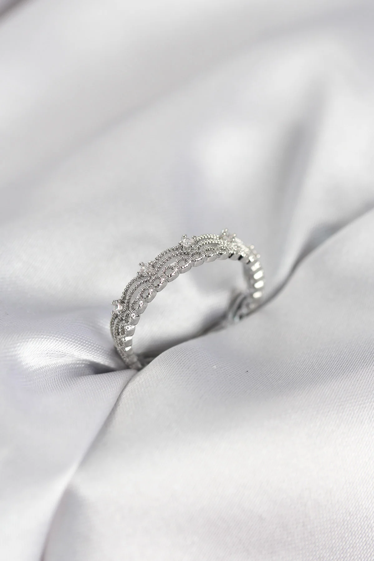 Gümüş Renk Motif Desenli Zirkon Taşlı Kadın Yüzük