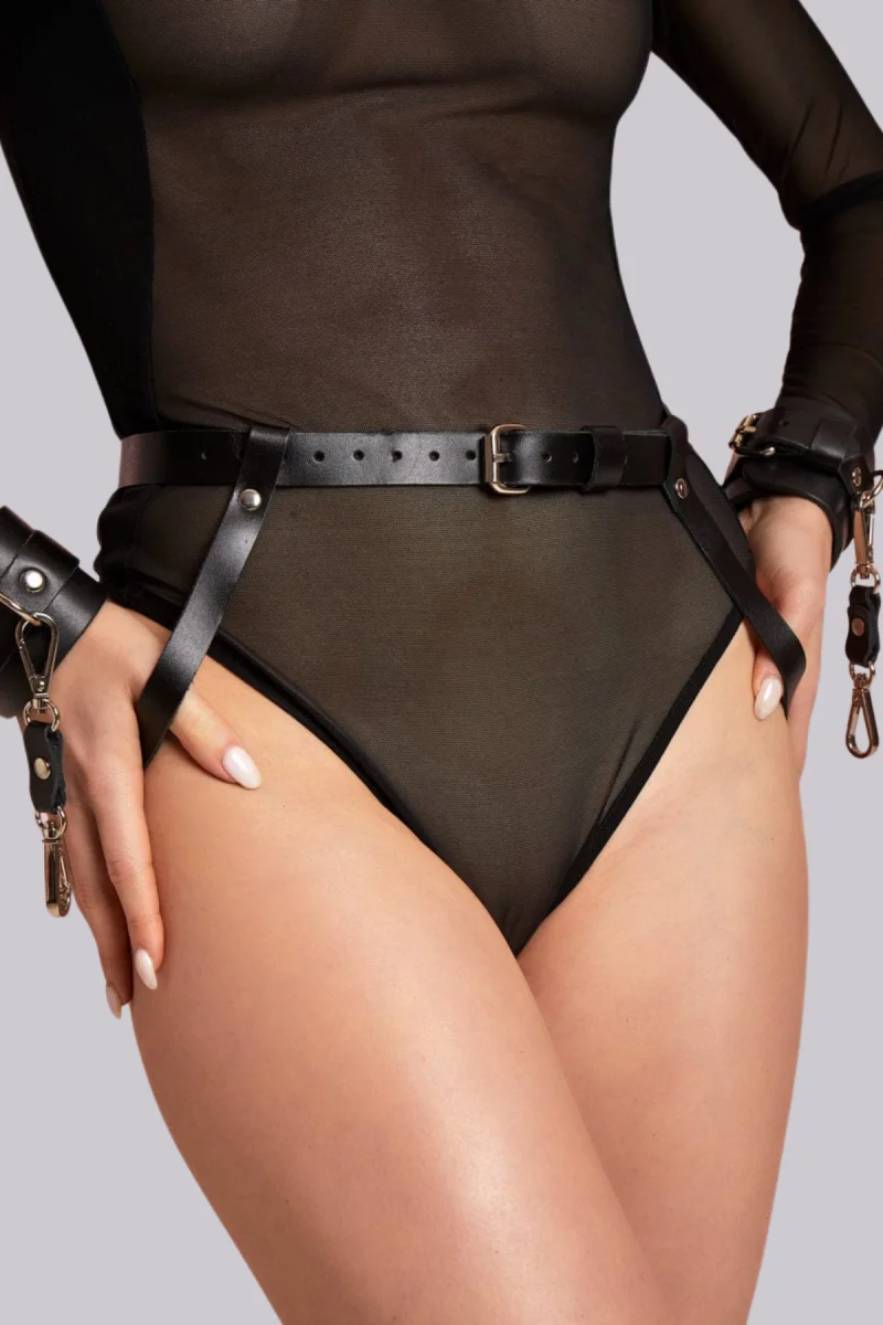 Arkadan Ve Önden Bağlanabilir Siyah Deri Bilekli Fantezi Harness