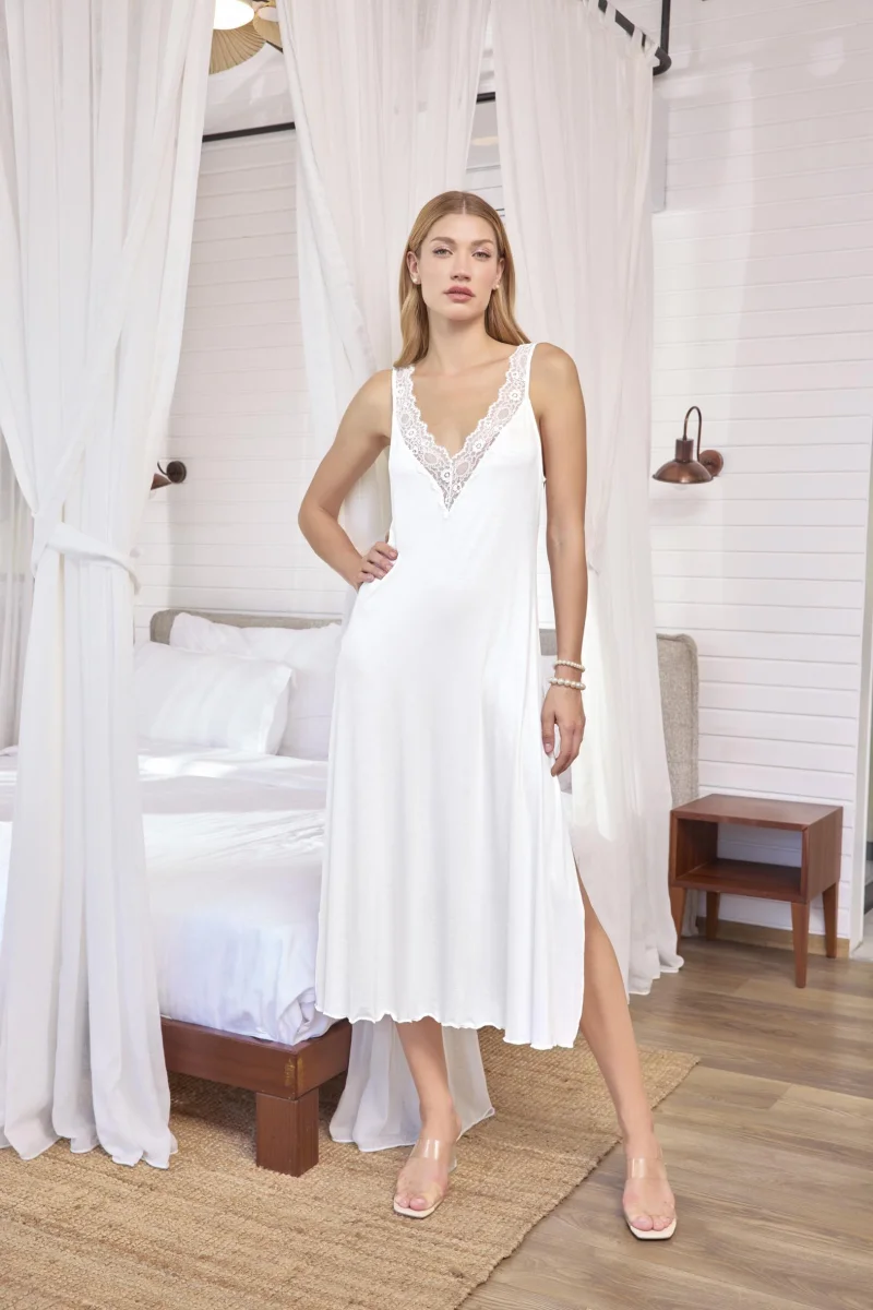 Göğüs Ve Sırt Dekolteli Dantelli Ve Yırtmaçlı Gecelik