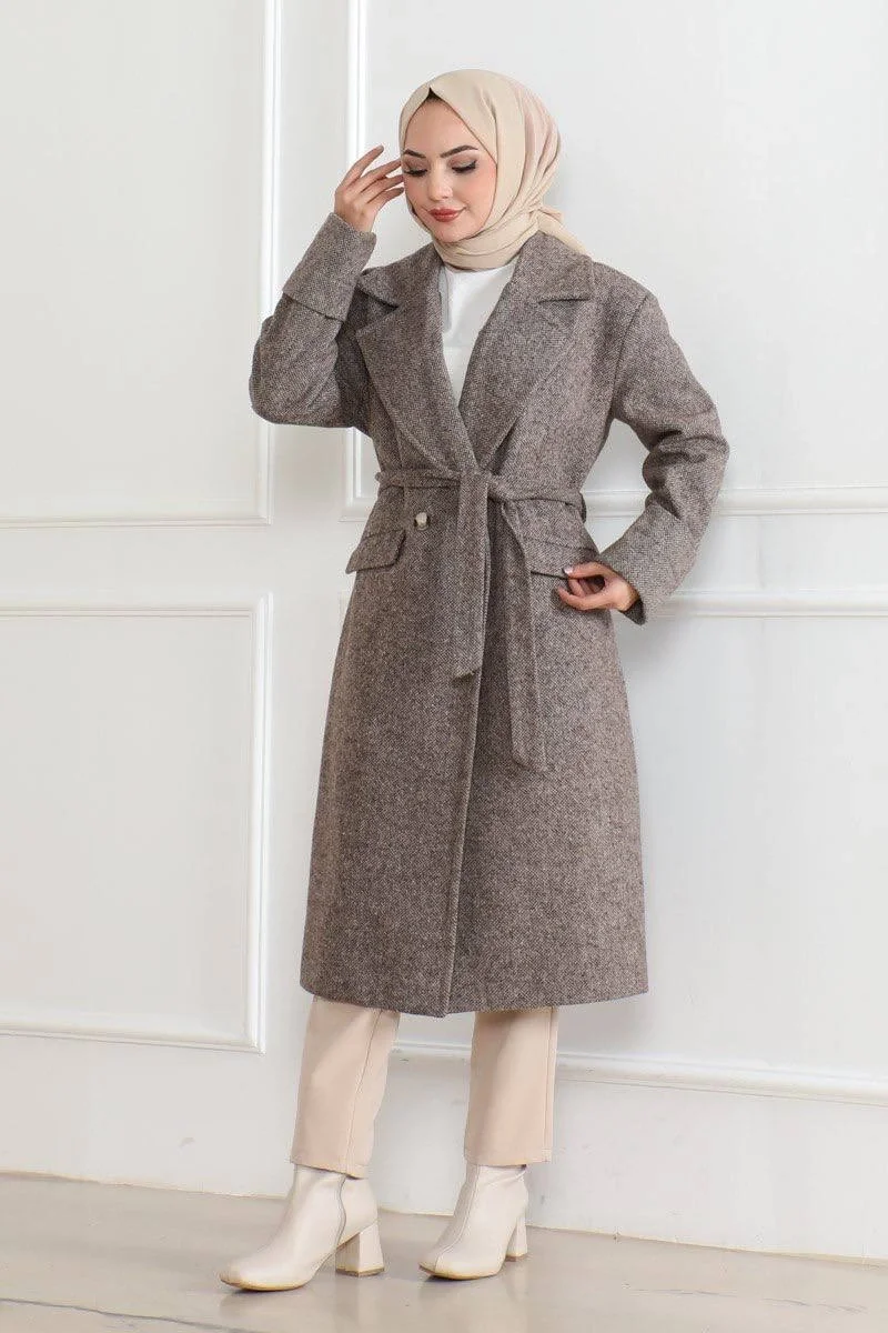 Kaşe Kaban – Uzun Boy Kruvaze Yaka Kuşaklı Tesettür Kaşe Kışlık Kaban, Astarlı Şık Yünlü Dokuma Oversize Rahat Kalıp Cepli Düğmeli Modern Kap Modeli - Vizon