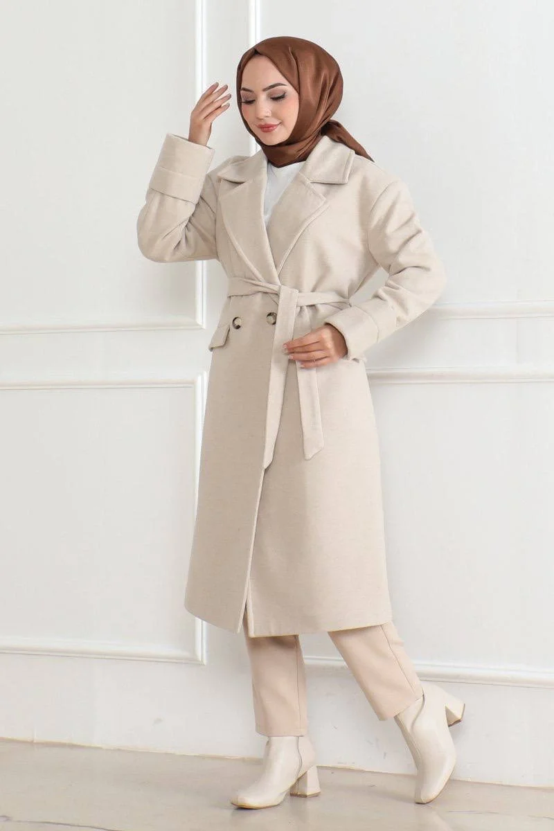 Kaşe Kaban – Uzun Boy Kruvaze Yaka Kuşaklı Tesettür Kaşe Kışlık Kaban, Astarlı Şık Yünlü Dokuma Oversize Rahat Kalıp Cepli Düğmeli Modern Kap Modeli - Bej