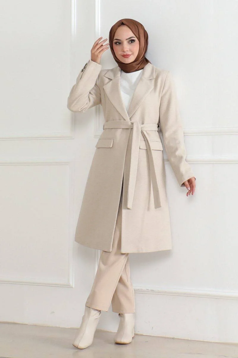 Kaşe Kaban – Uzun Boy Kruvaze Yaka, Kuşaklı Tesettür Kışlık Kaban, Astarlı Şık Yünlü Dokuma Oversize Rahat Kalıp, Cepli Modern Kaşe Mont Modeli - Bej