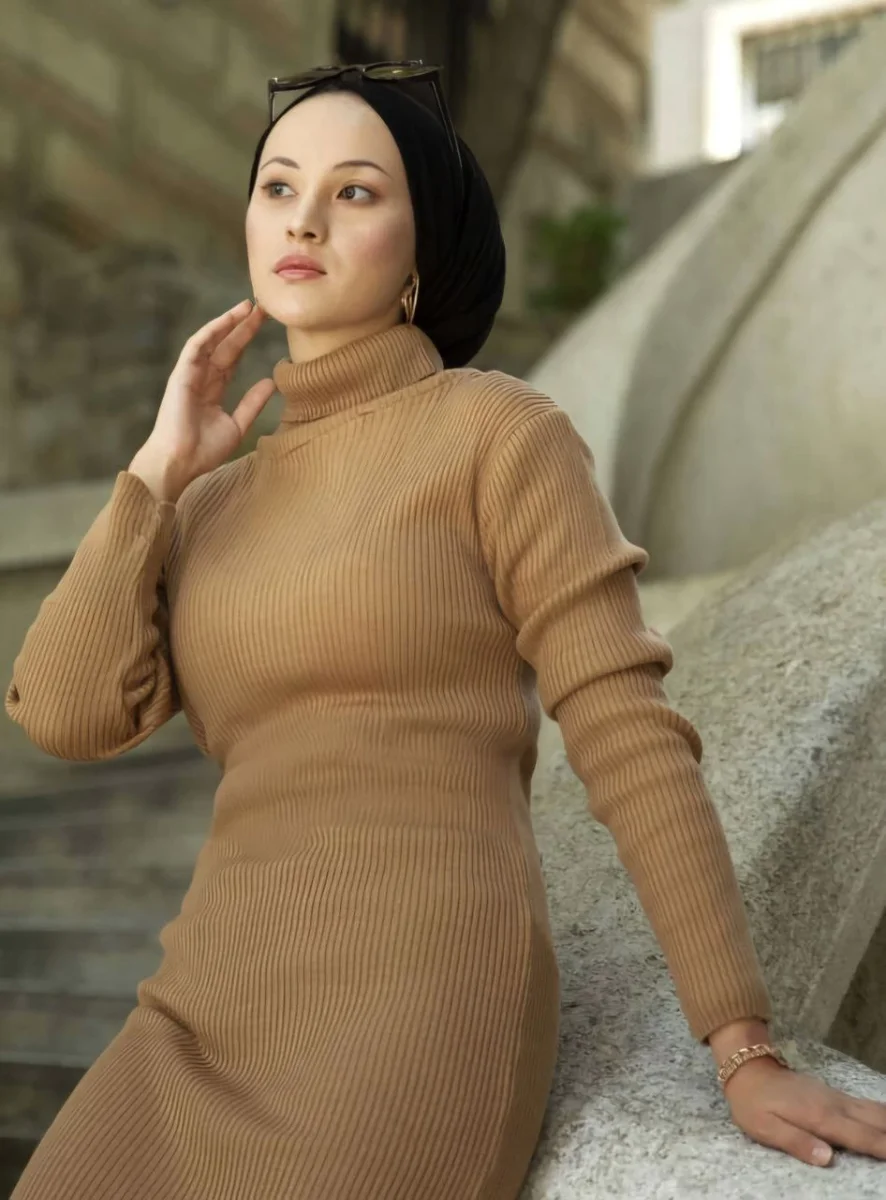 Boğazlı Uzun Fitilli Triko Dokuma Elbise - Kahverengi