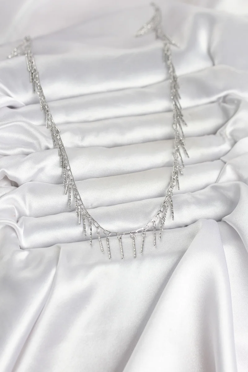 Pirinç Gümüş Renk Saçaklı Model Kadın Kolye