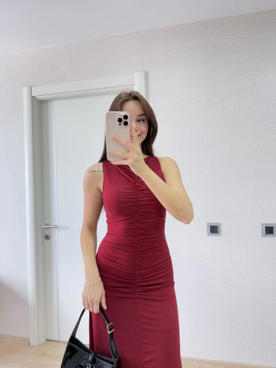 Bürümcük Kumaşlı İçi Astarlı Üzgülü Kolsuz Büzgülü Uzun Elbise - Kırmızı -