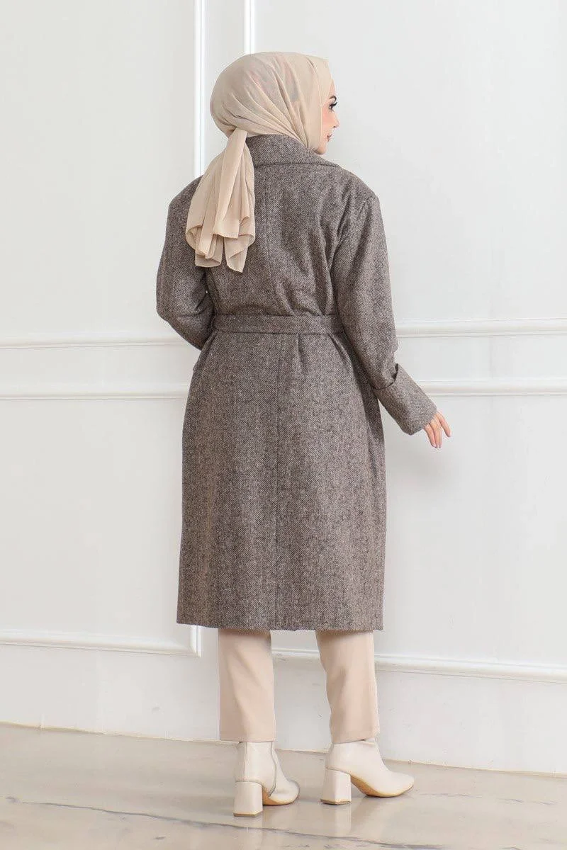Kaşe Kaban – Uzun Boy Kruvaze Yaka Kuşaklı Tesettür Kaşe Kışlık Kaban, Astarlı Şık Yünlü Dokuma Oversize Rahat Kalıp Cepli Düğmeli Modern Kap Modeli - Vizon