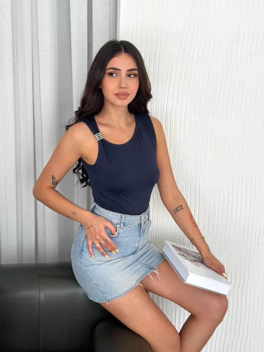 Osy Modal Yumuşak Dokulu Kumaş Bisiklet Yaka   Sıfır Kol Bluz Omuz Toka Aksesuar Detaylı - Lacivert