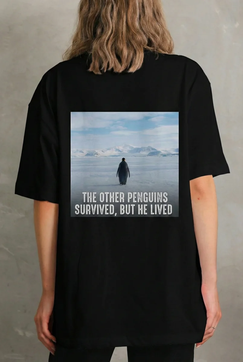 Kadın Oversize Tişört - Sırt Baskılı "Survivor Penguin" Temalı, Felsefi Yazılı Bisiklet yaka Tişört - Siyah