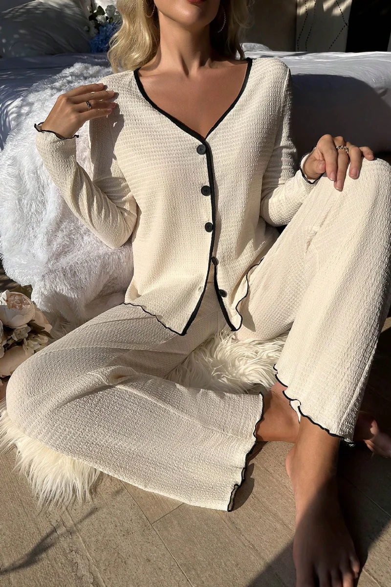 Kadın Beyaz Örme Kumaş V Yaka Düğmeli Rahat Şık Pijama Takımı