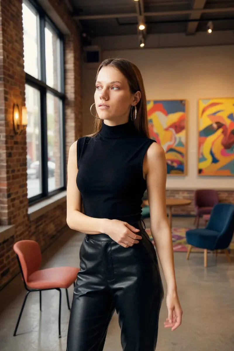 Kadın Siyah Kolsuz Balıkçı Yaka Basic Bluz